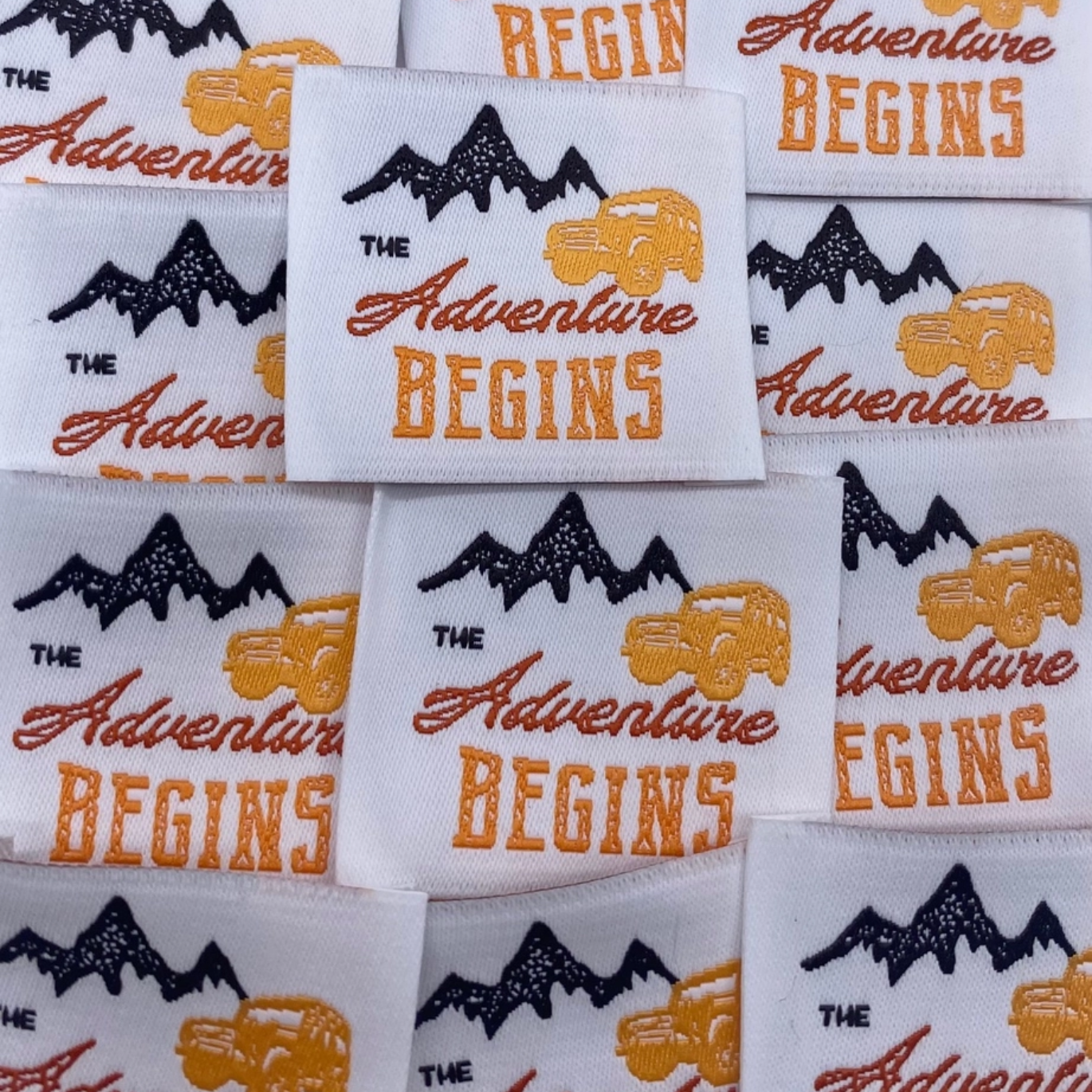 Étiquette à coudre "The Adventure Begins"
