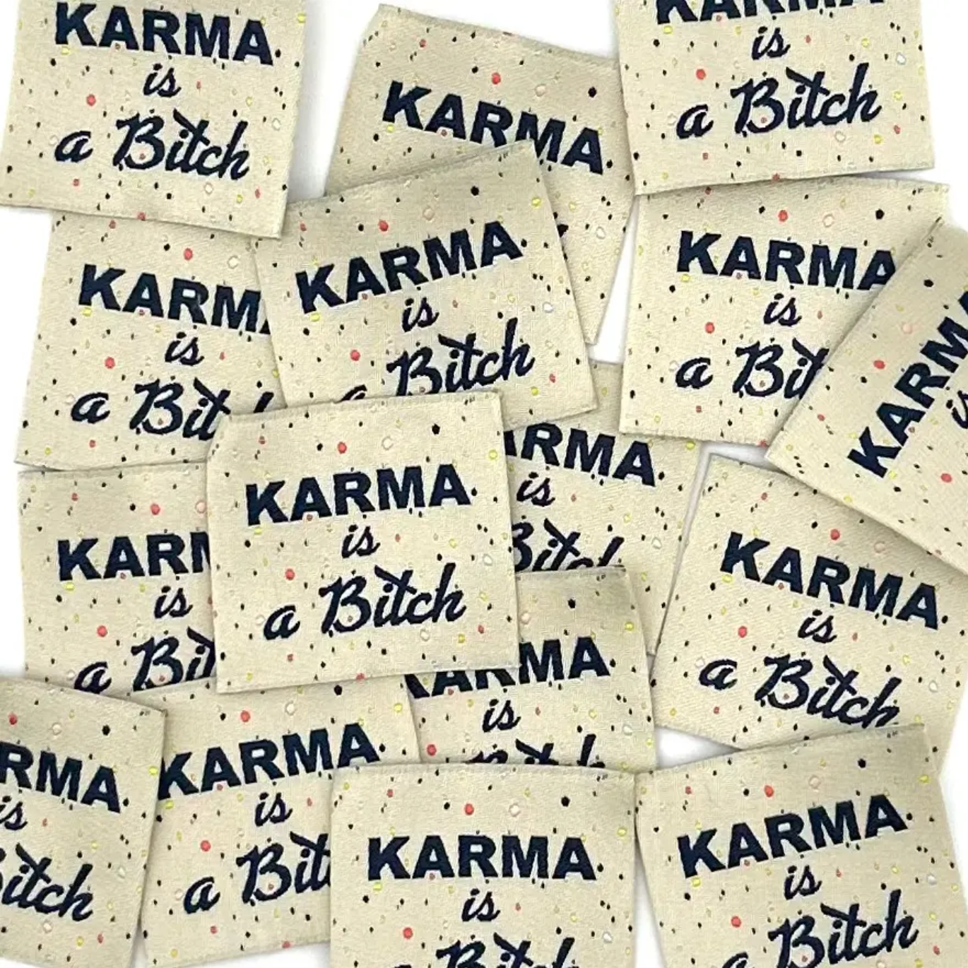 Étiquette tissée à coudre "Karma Is a Bitch" 