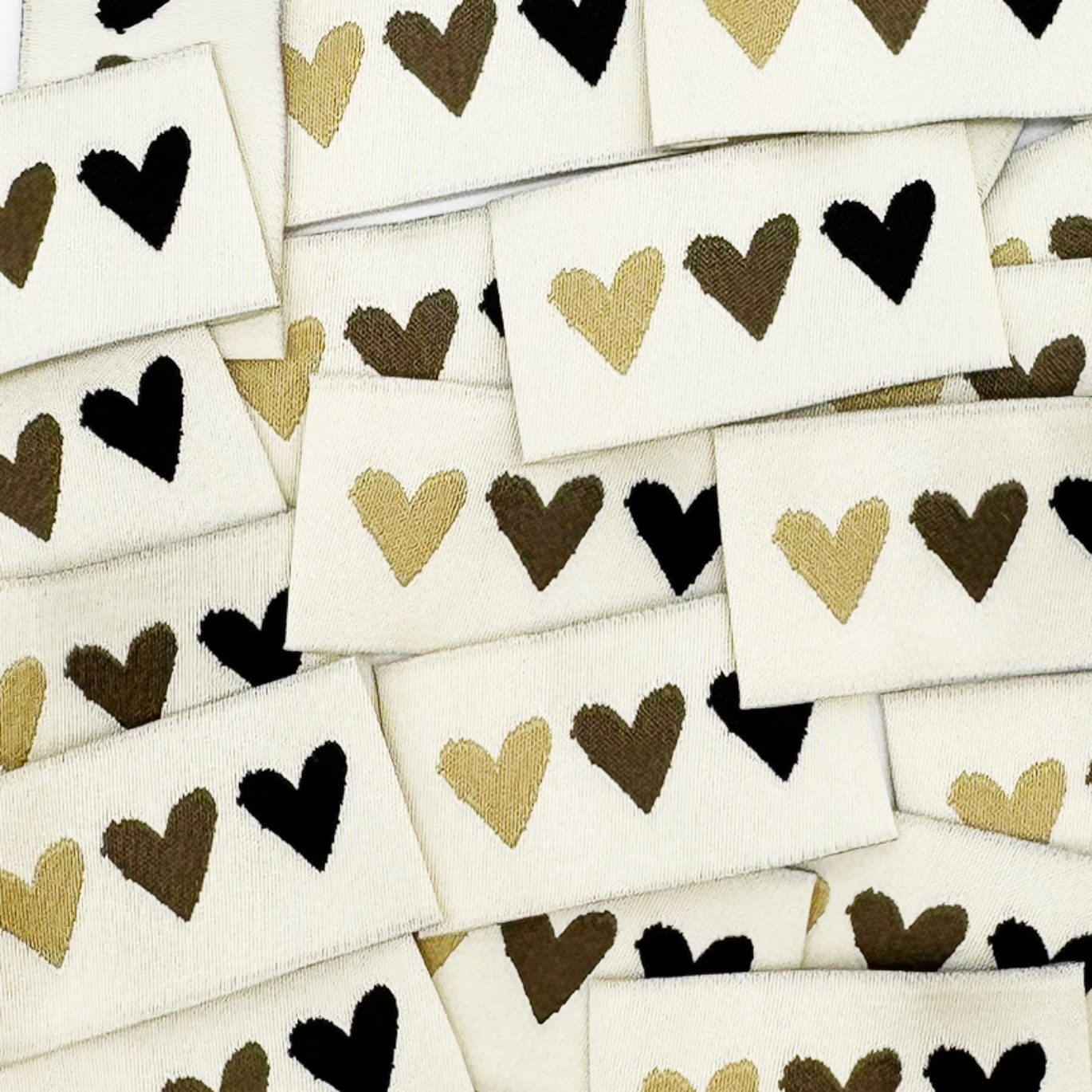 Étiquette tissée à coudre "3 coeurs bruns"