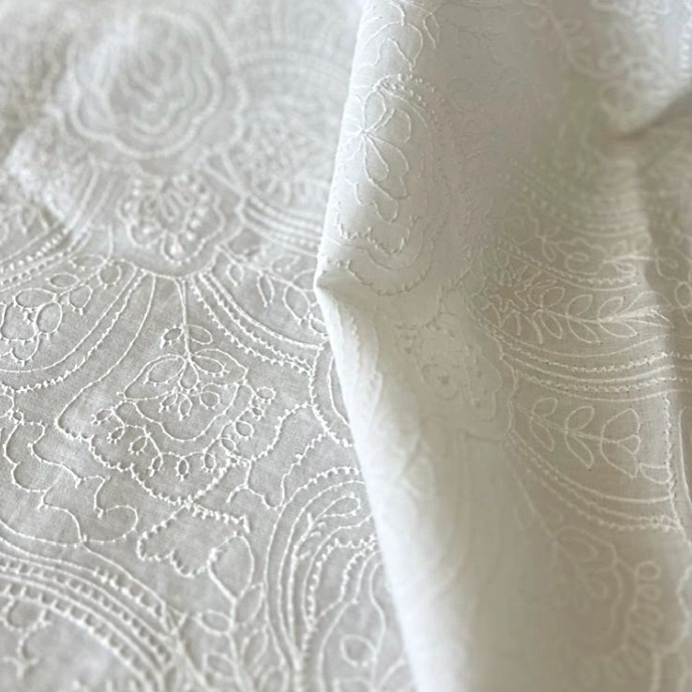 Tissu Broderie Anglaise "Lilly" par My Dress Made - Imprimé en France