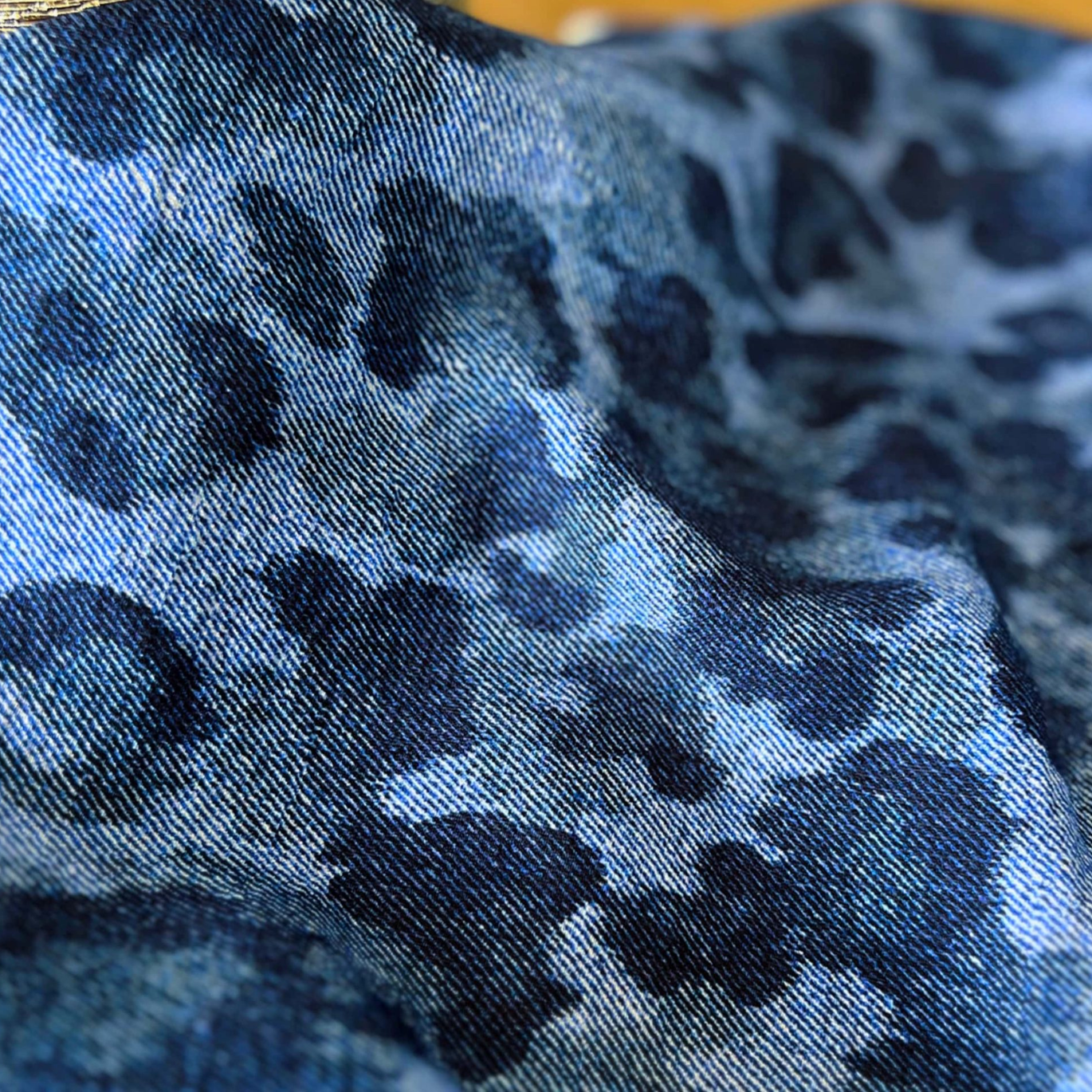 Tissu Viscose Flammée Effet Denim Léopard par My Dress Made - Imprimé en France