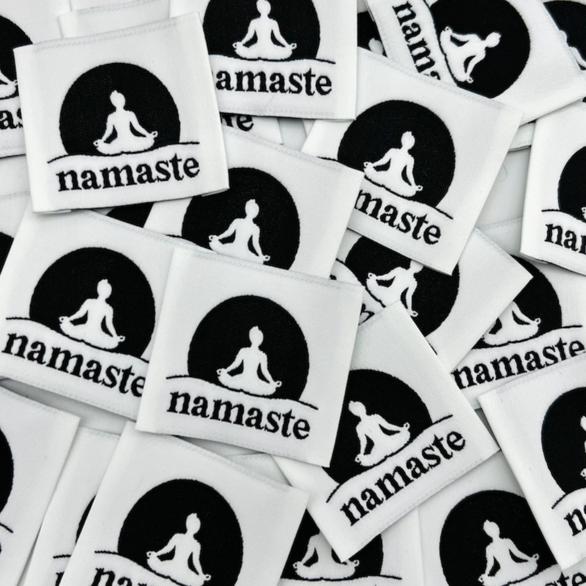 Étiquette tissée à coudre "Namaste" Noir